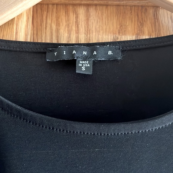 Black cap-sleeve mid length dress - Picture 2 of 3